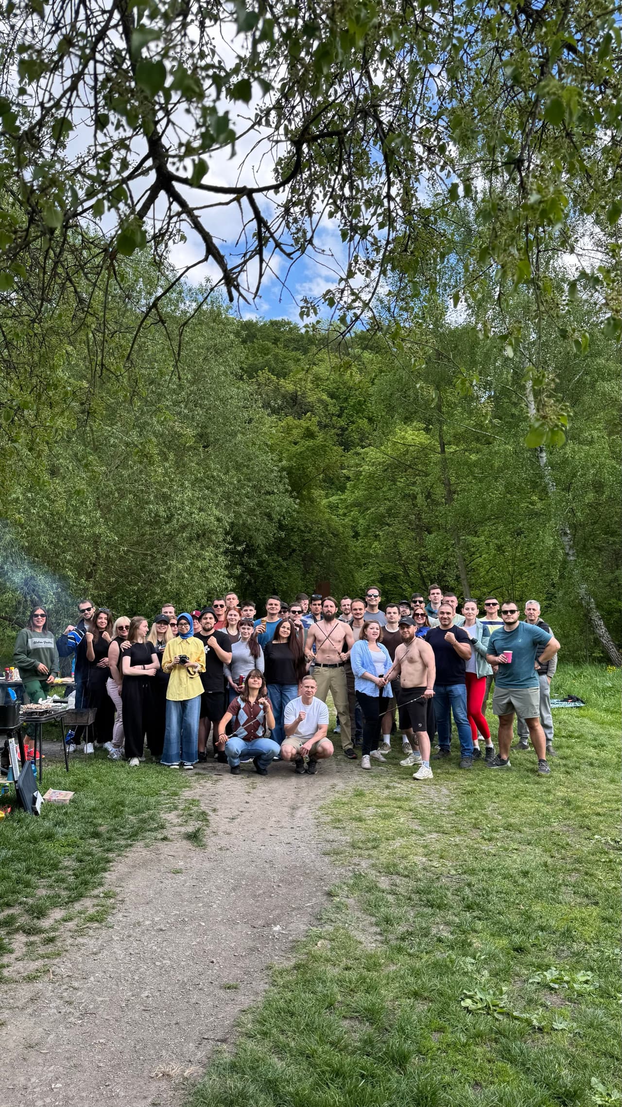Большая компания участников на поляне под Прагой — летний сбор Vagabond Family